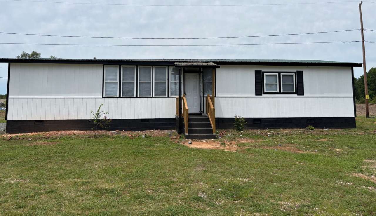 2-3 BED, 1.5 BATH MOBILE HOME LOCATED IN DENTON