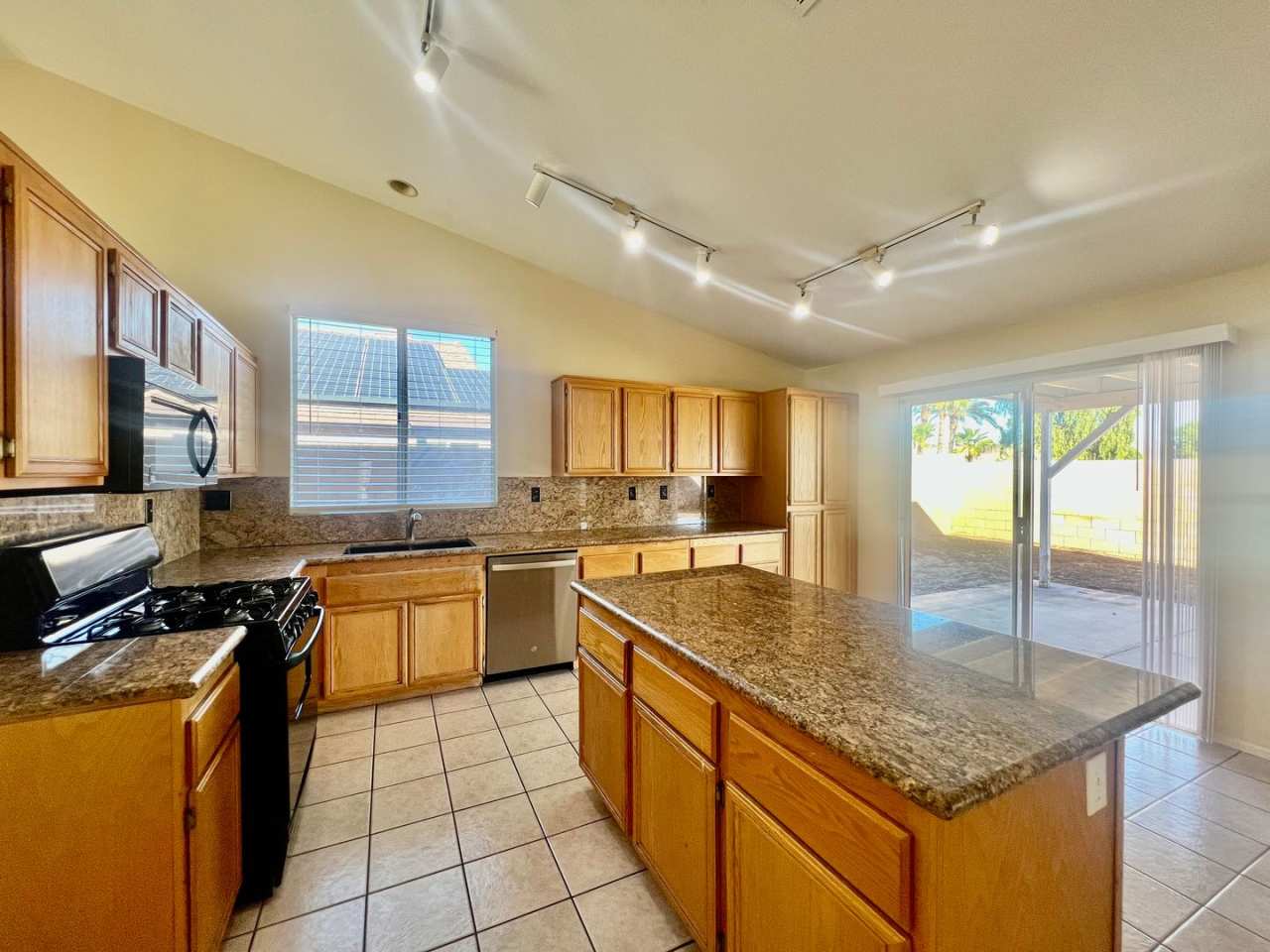 AVAILBLE NOW!! LOVELY 3-bedroom 2 bath Home in Indio!