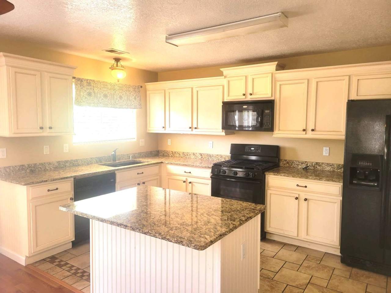 Spacious 4 Bedroom Home in Ventana Ranch. Upstairs living space! Great location!
