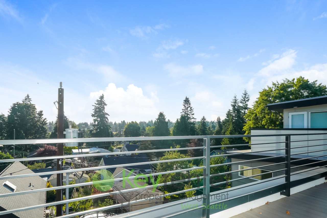 Luxury 3-Bedroom Apartment with Rooftop Deck and AC