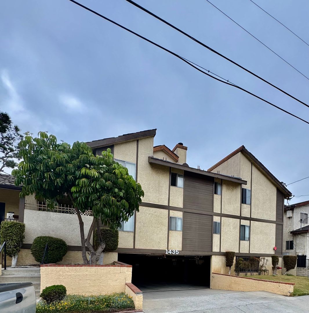 LARGE 2nd story 2bd/2ba unit
