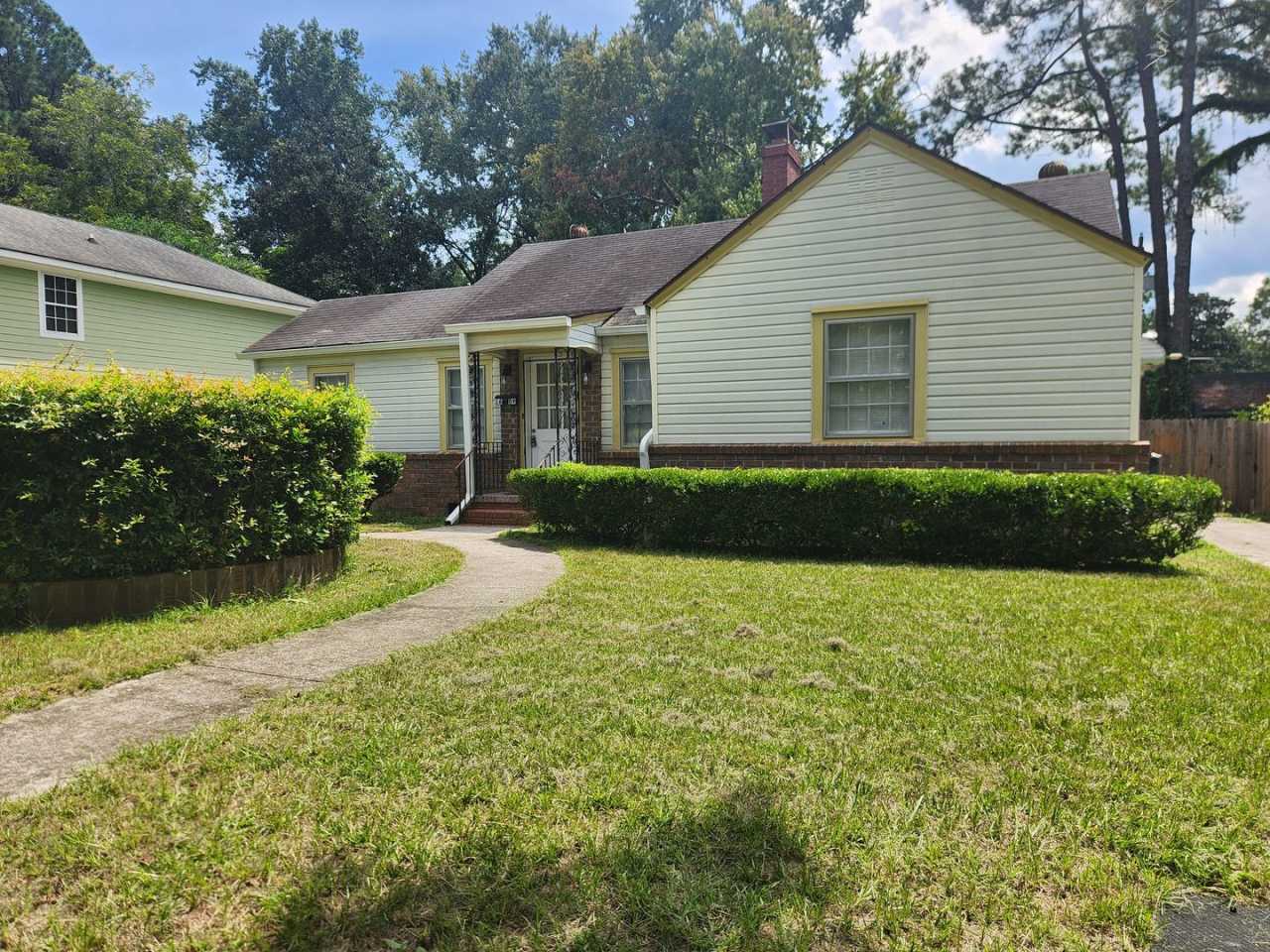 Charming 3-bedroom, 1.5-bathroom home located just a few blocks from Daffin Park
