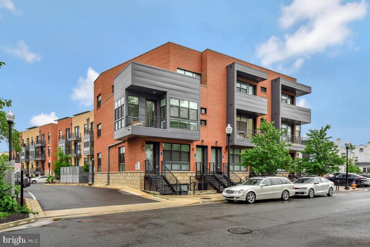 1122 S HIGHLAND STREET