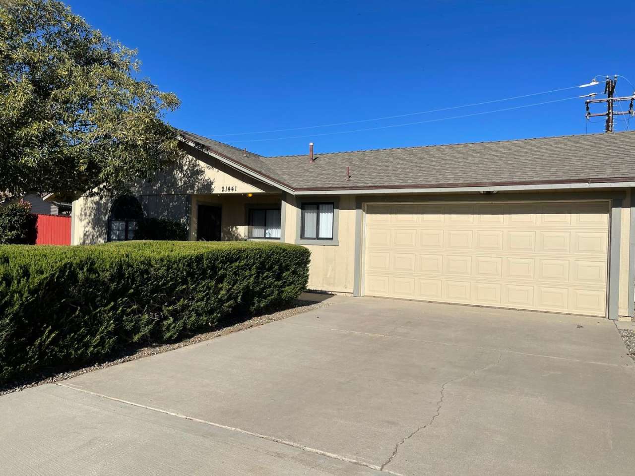 READY NOW! 3+2 Home In Golden Hills East With Garage!