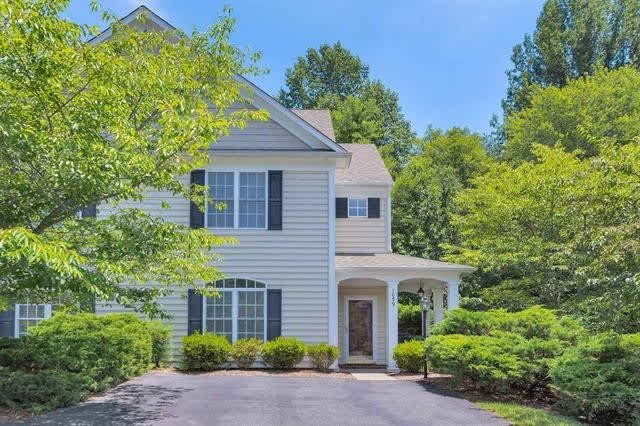 Bright Townhouse Available in Forest Lakes