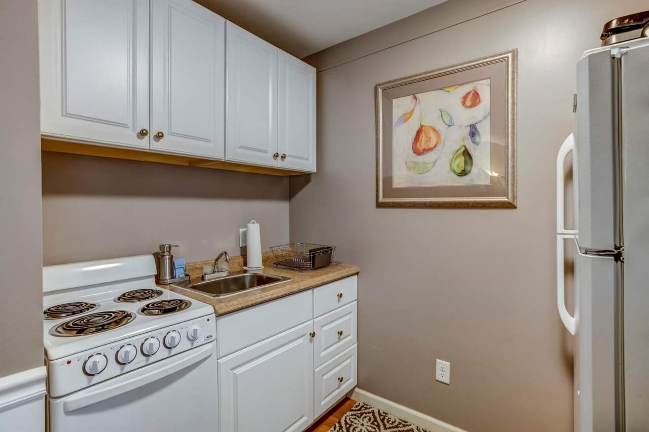 TOTALLY UPDATED UNIT IN ROYAL OAK!