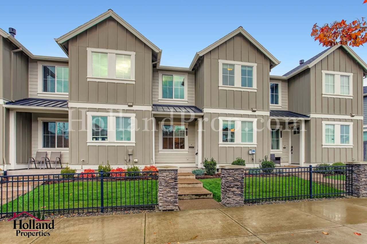 **New Price $2,495 + $100 Off for 3 Months**- Lovely 3 bedroom home in Hillsboro