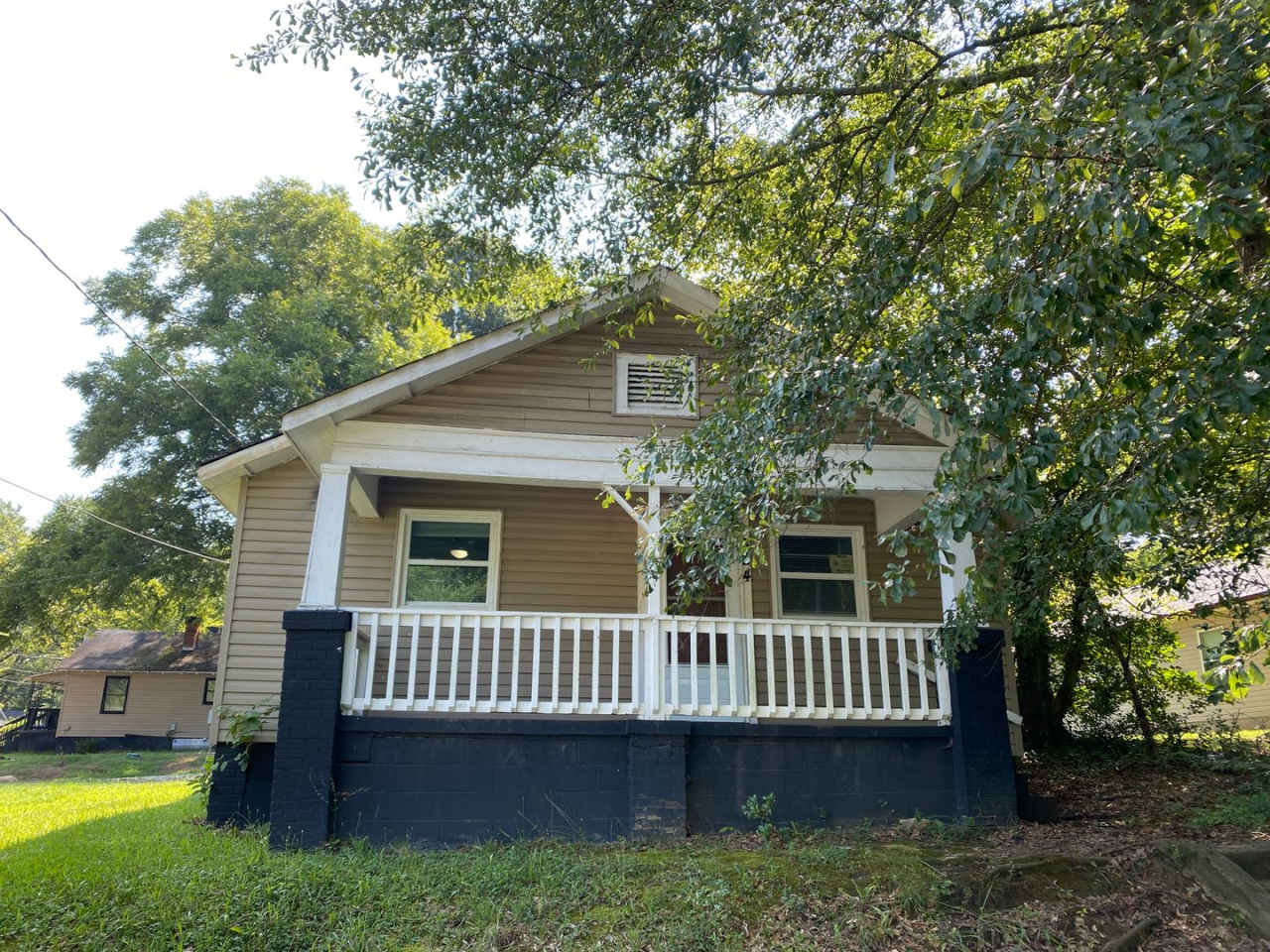 Available to Show **Holiday Move-in Special**$500 off the first full month's rent!