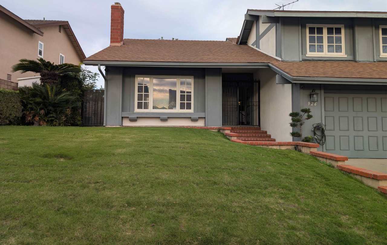 Rare opportunity to lease a 4-bedroom home featuring oversized bedrooms, scenic hilltop city views, and distinctive vintage 1970s style. Spacious floor plan, abundant natural light, and a quiet elevated setting.