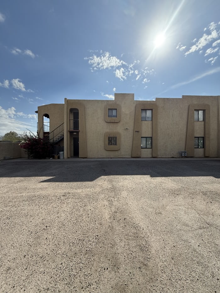 940 North Alvernon Way