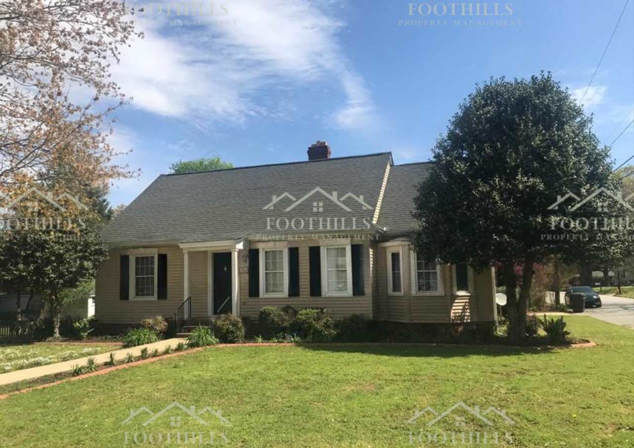 Beautifully updated cottage! 3-Bedroom/2-Bath single family home