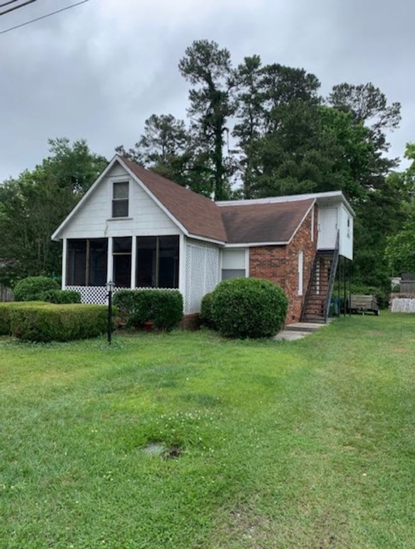 Studio Apartment on 2nd Floor of House Available Now