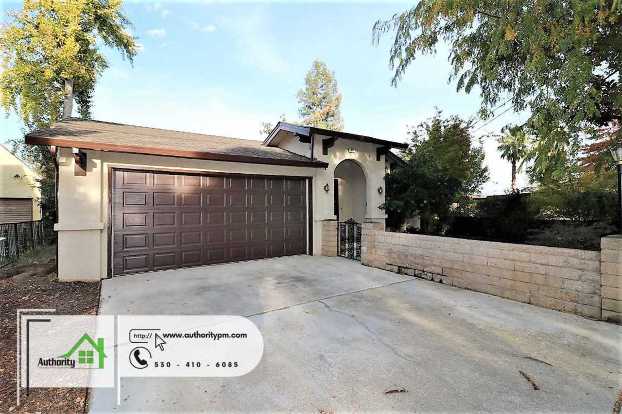 875 Lakeview Dr. Large Patio, Landscaper Included. Fenced Yard. Two Master Bedrooms