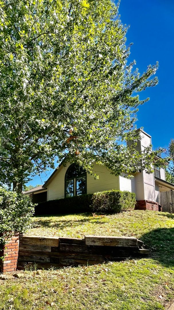 Gorgeous Pool Home w/ 4bd /2.5ba/Fireplace