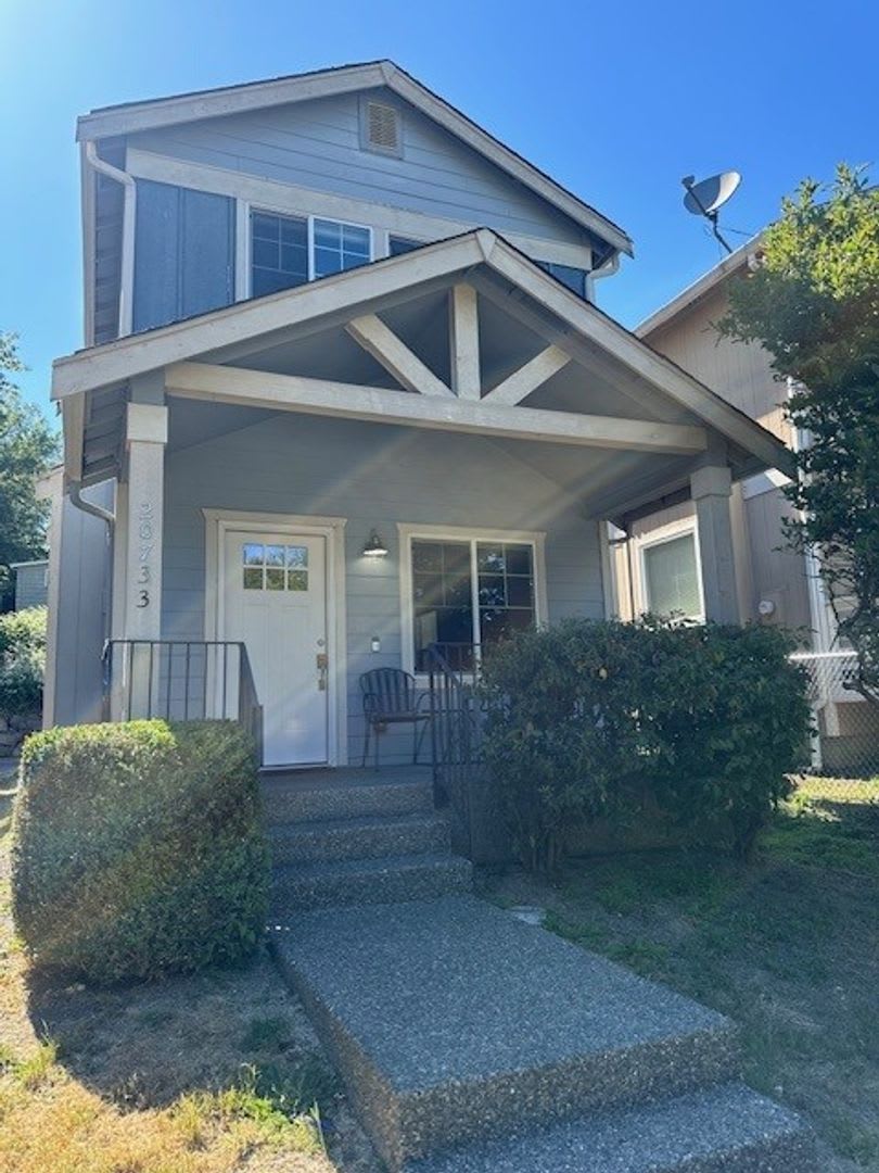 3 BEDROOM 2.5 BATH HOME WITH GARAGE
