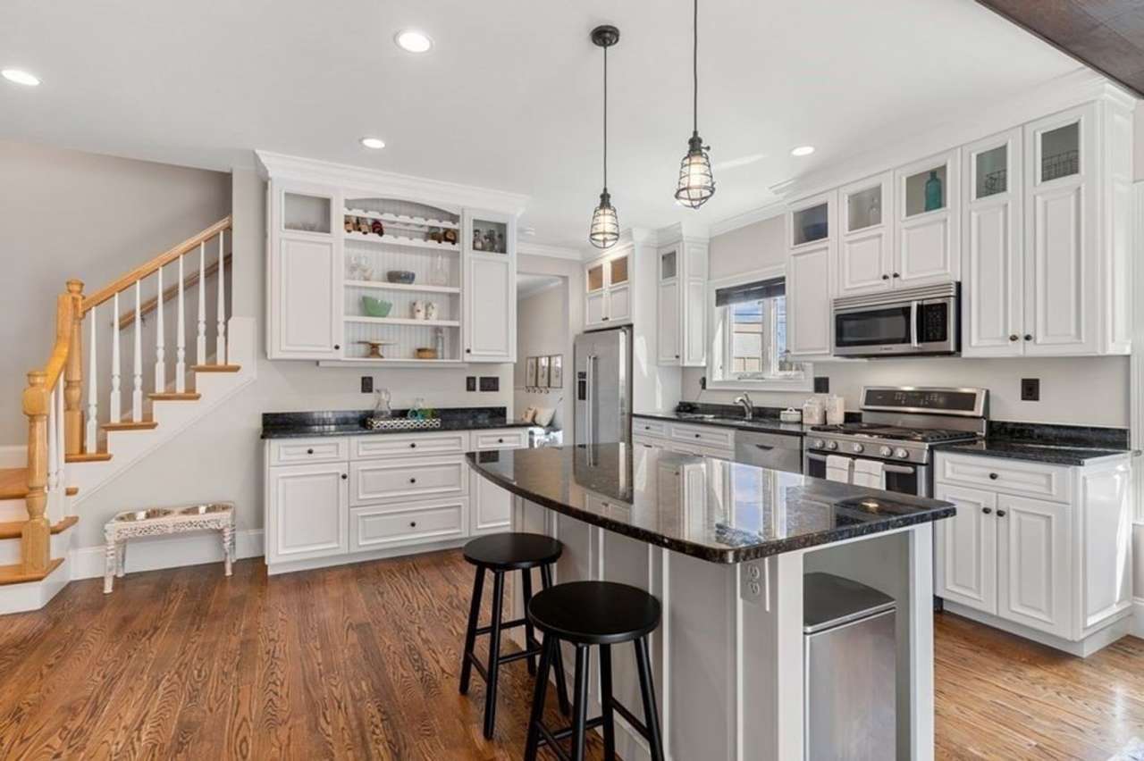 5 bed, 3 bath, garage  private yard: in Dorchester!