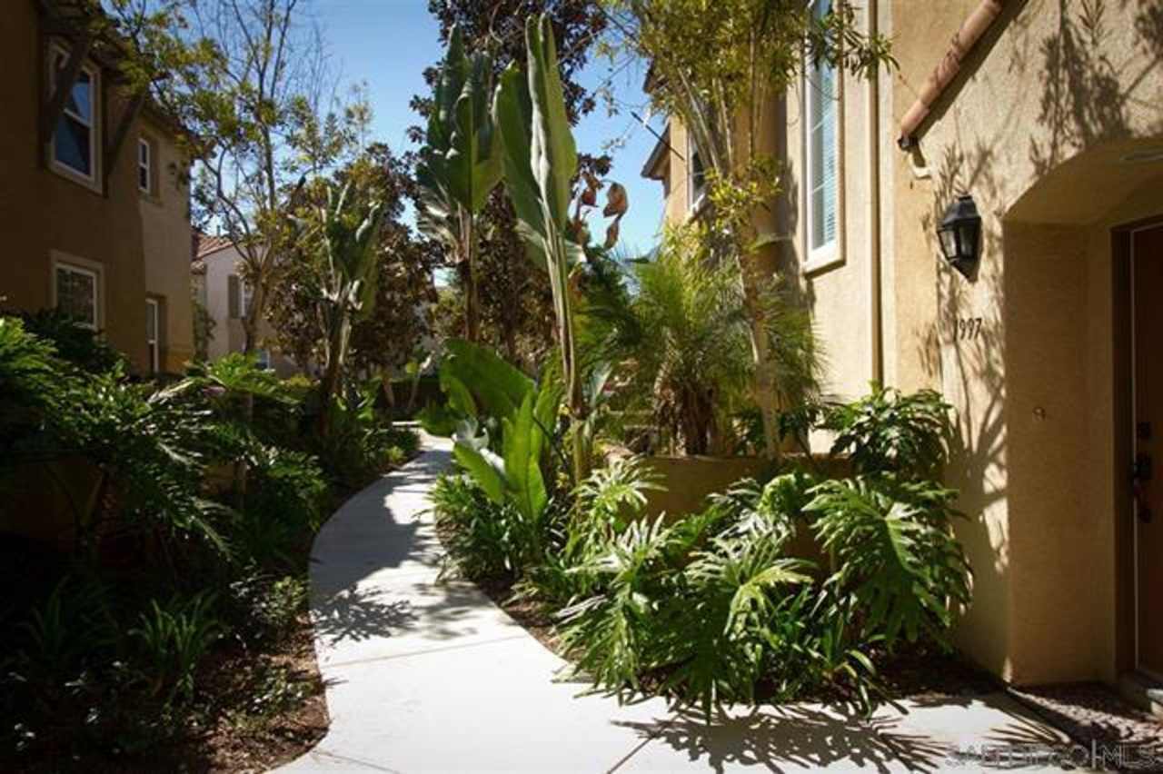 Modern Tri-Level Townhome – Bright, Spacious  Ready to Move In!