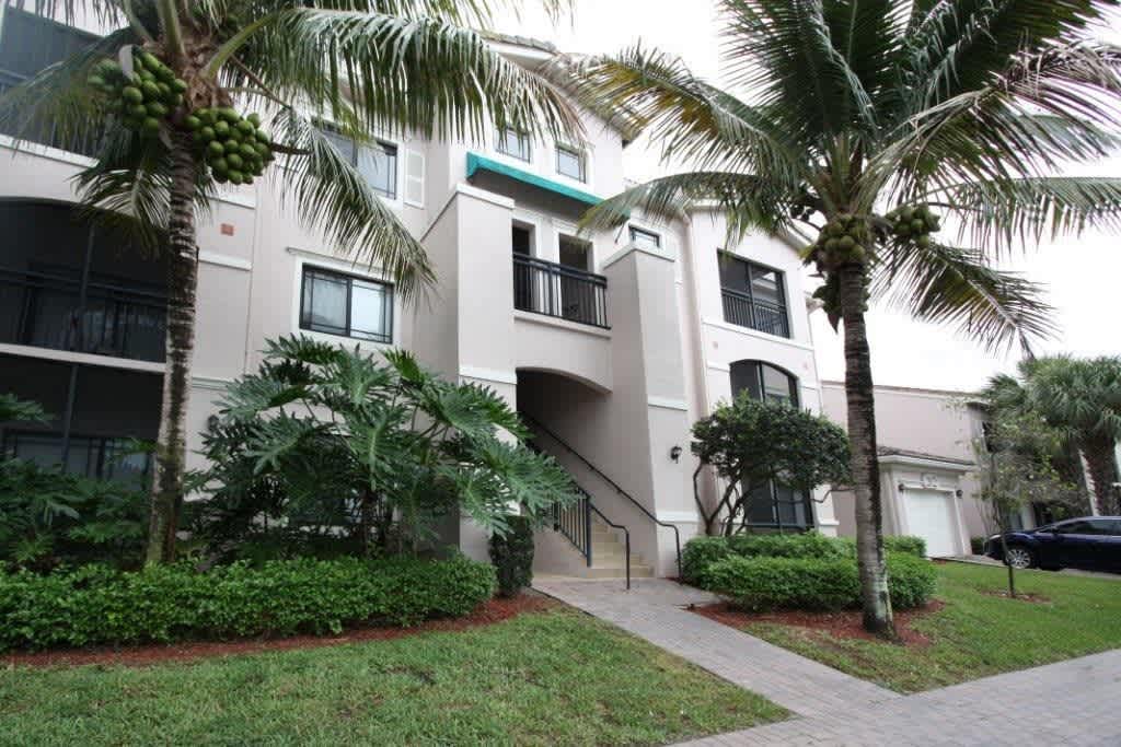 2Bd /2Ba Condo with Stunning Lake Views! Next to the Gardens Mall! **Water Included**
