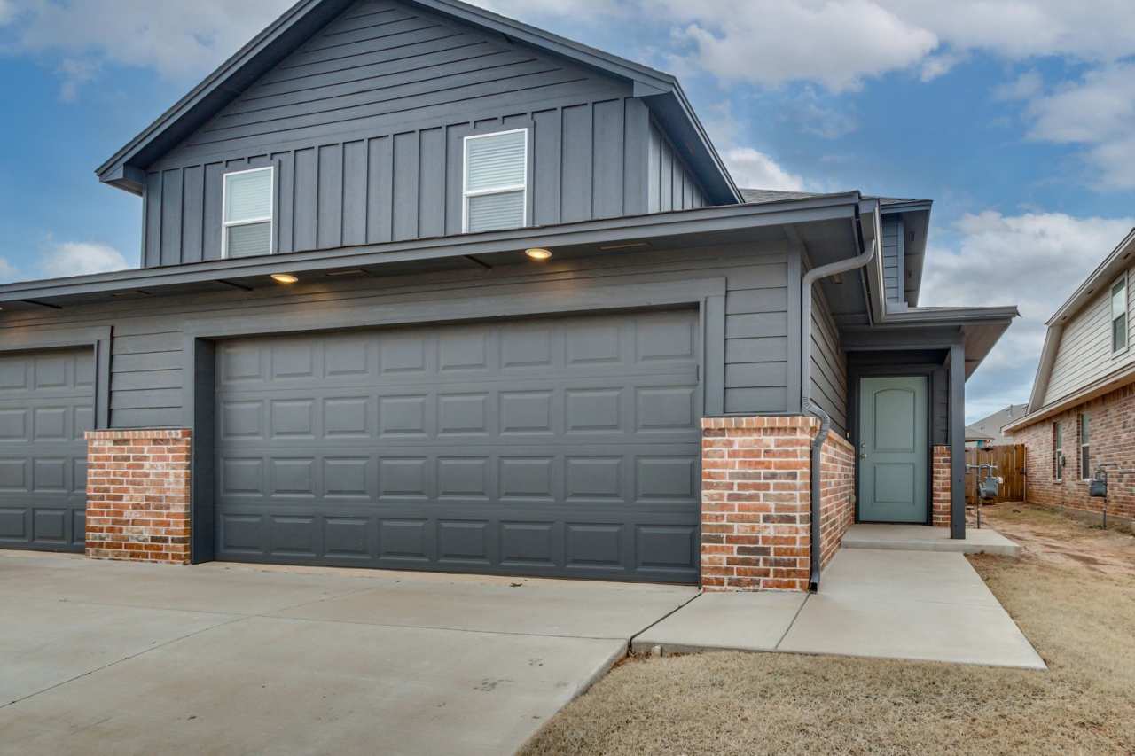 MODERN 3 Bed 2.5 Bath 2 Car Garage