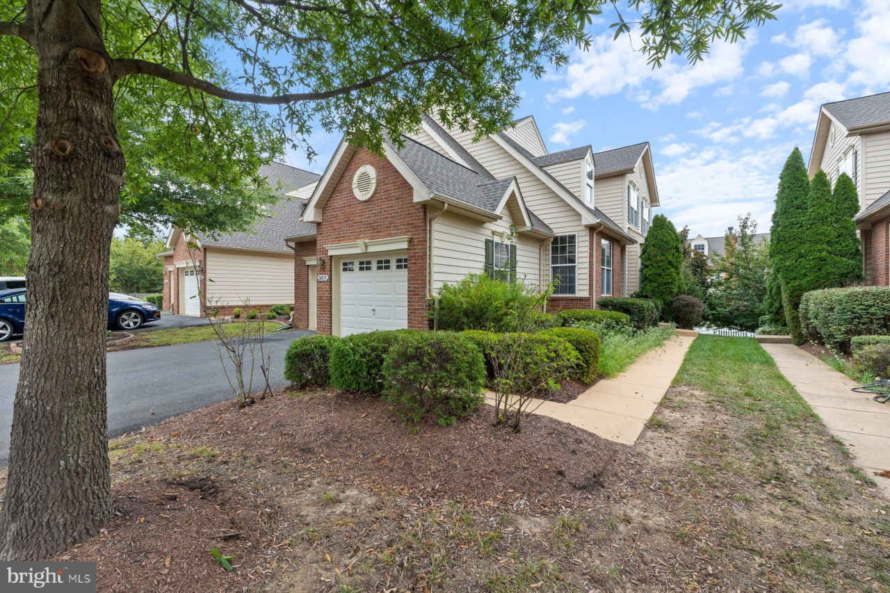 19608 EDGEMONT Square