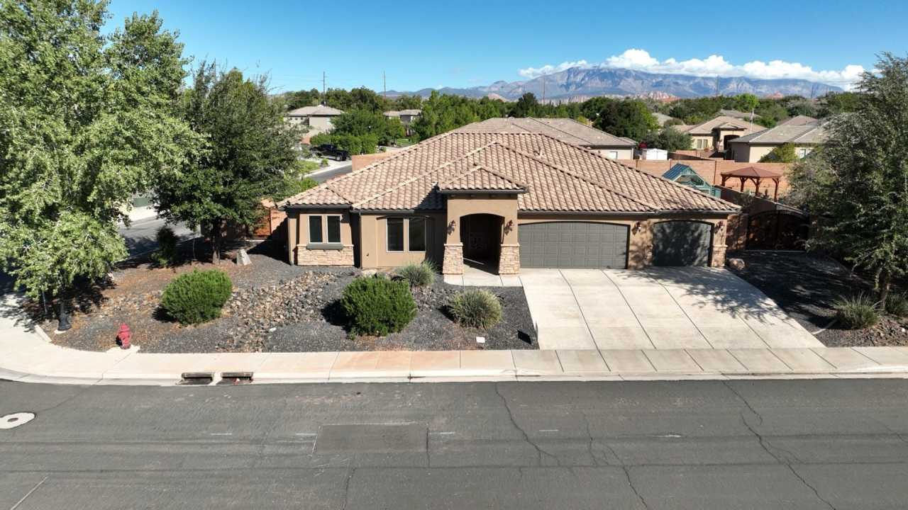 MOVE IN SPECIAL!! 1/2 off first full months Rent! 4 bed house with extra parking! Dog friendly