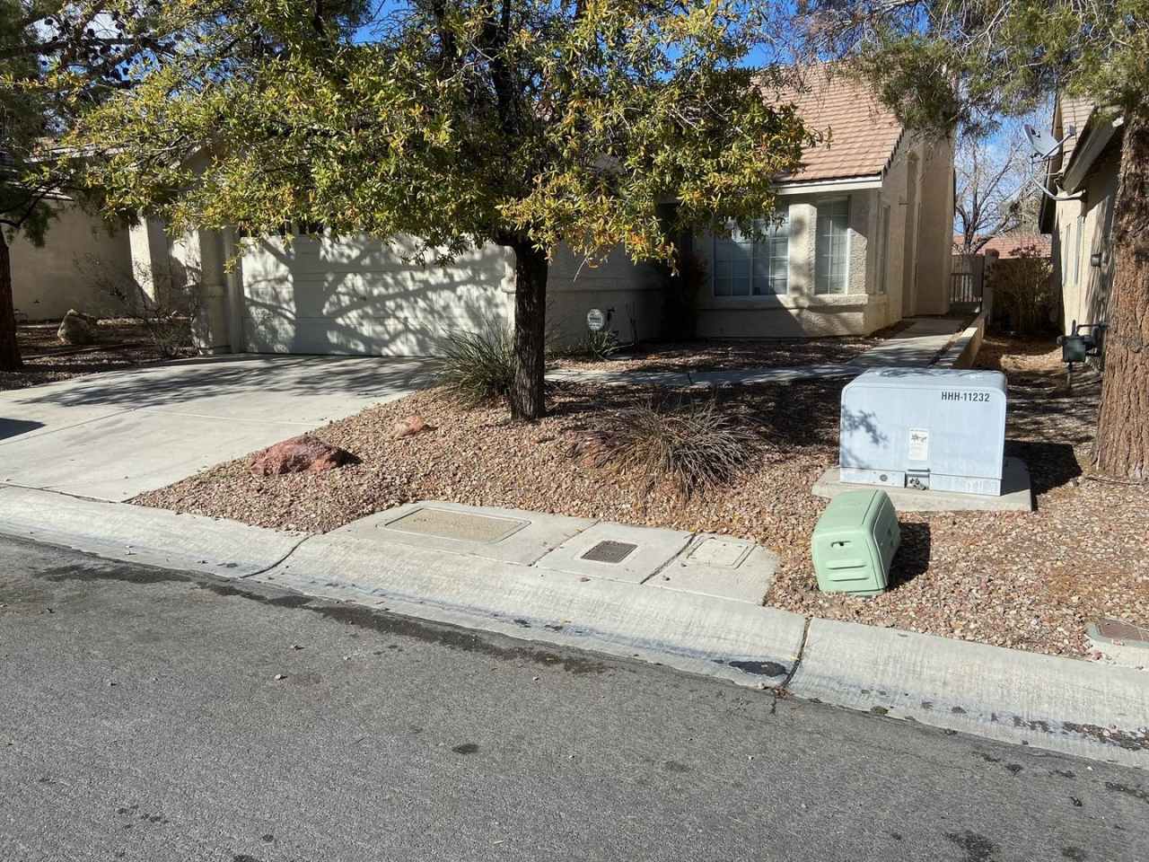 3/2 charming single-story home located in the desirable Summerlin