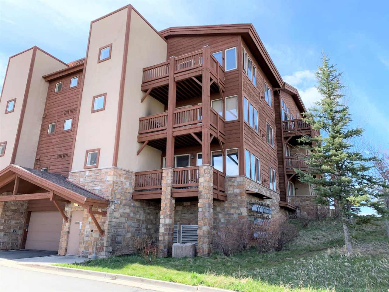 Perfectly Located Crestview Condo - Fully Furnished