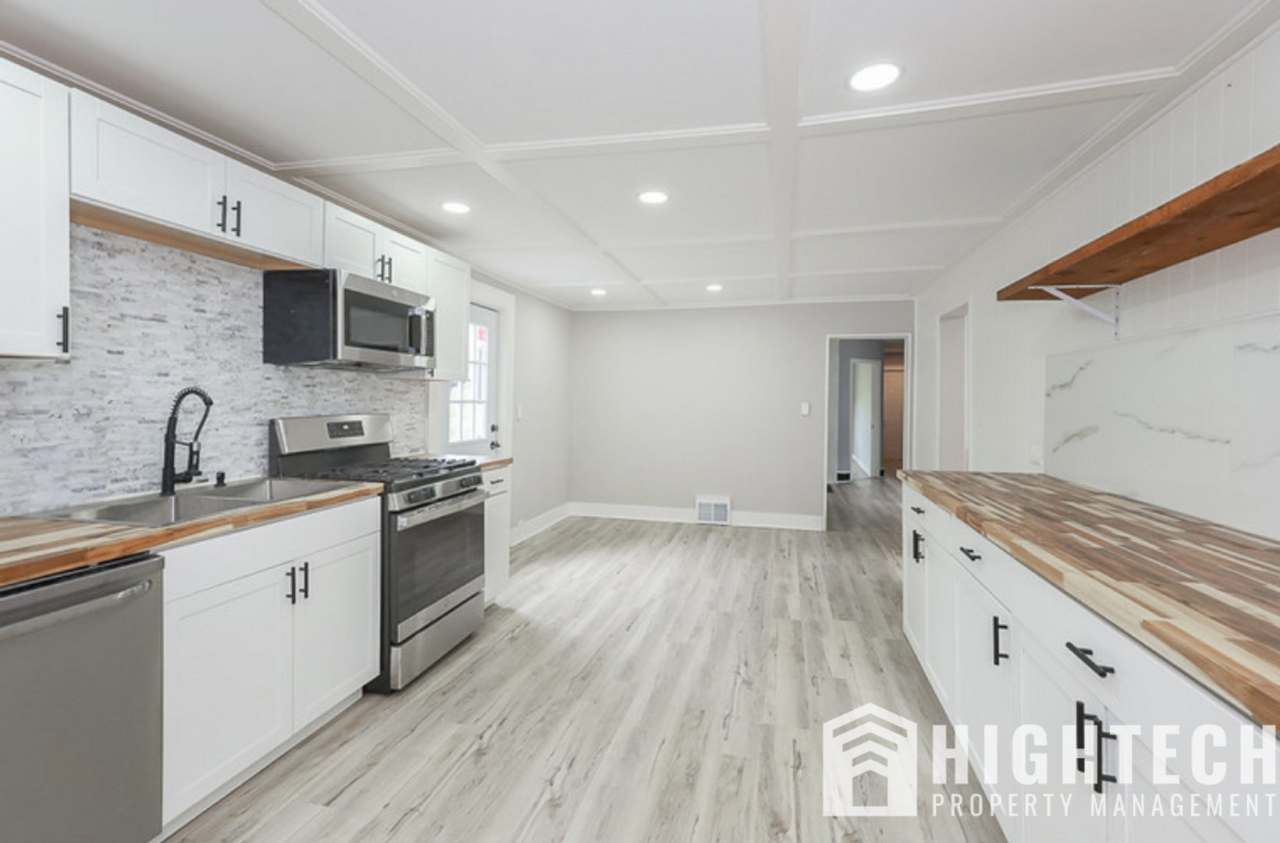 Spacious 3 bedroom/2 Bath Single Family House! Tremont!!