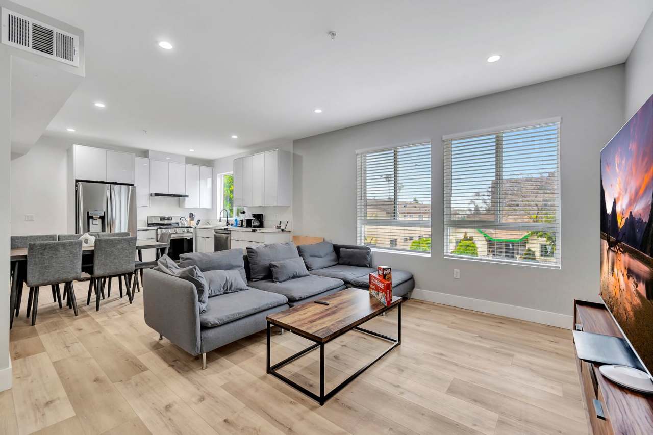 MH 546 N Harvard Blvd