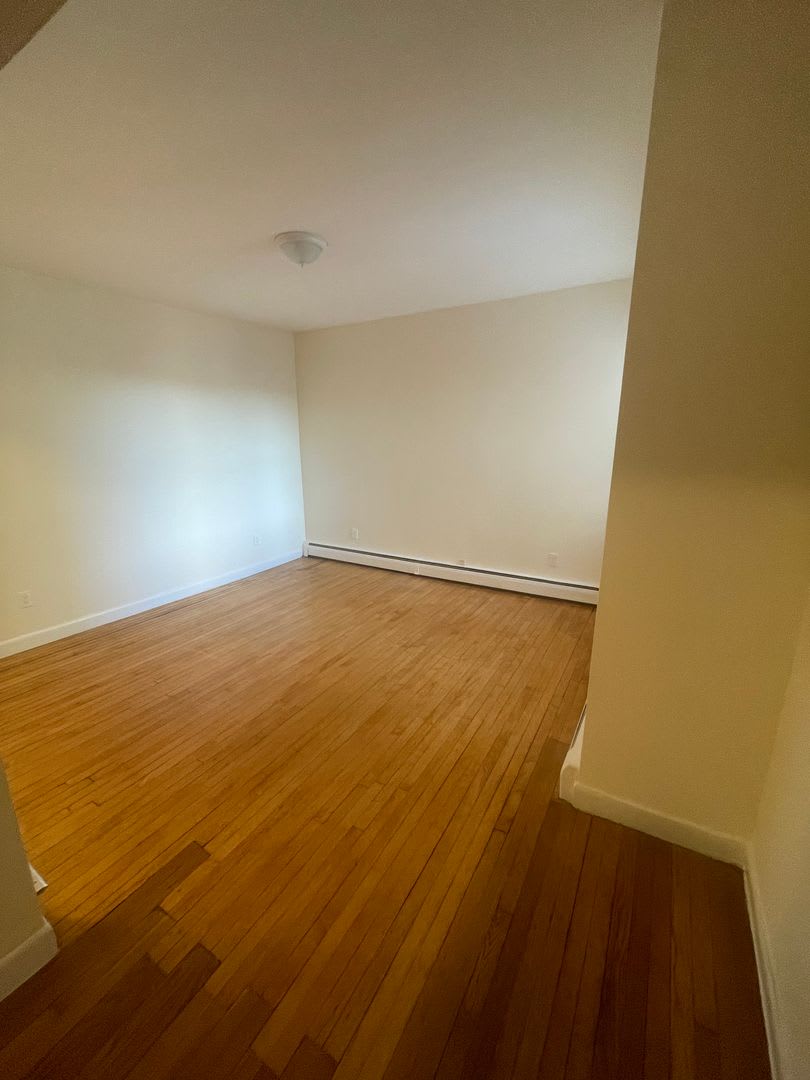 Huge 1 bed unit located near the Commuter Rail and the Green Line.