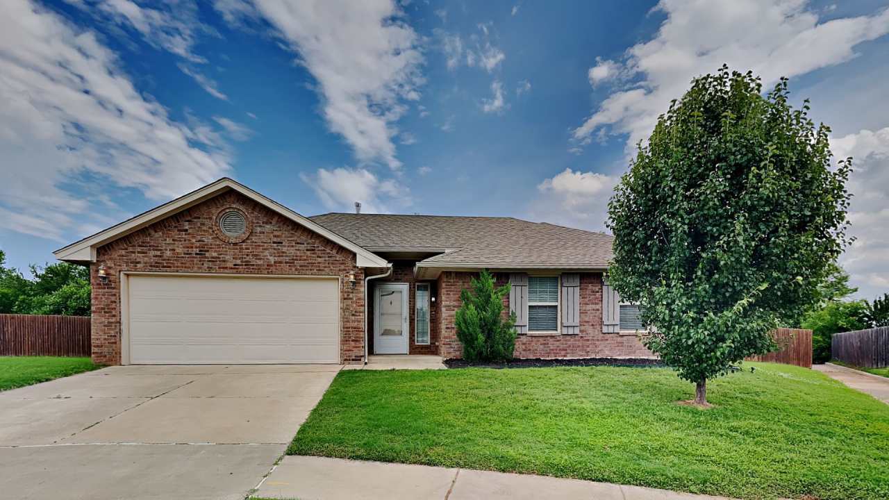 Nice 3 Bedroom 2 Bath Home in Mustang Schools