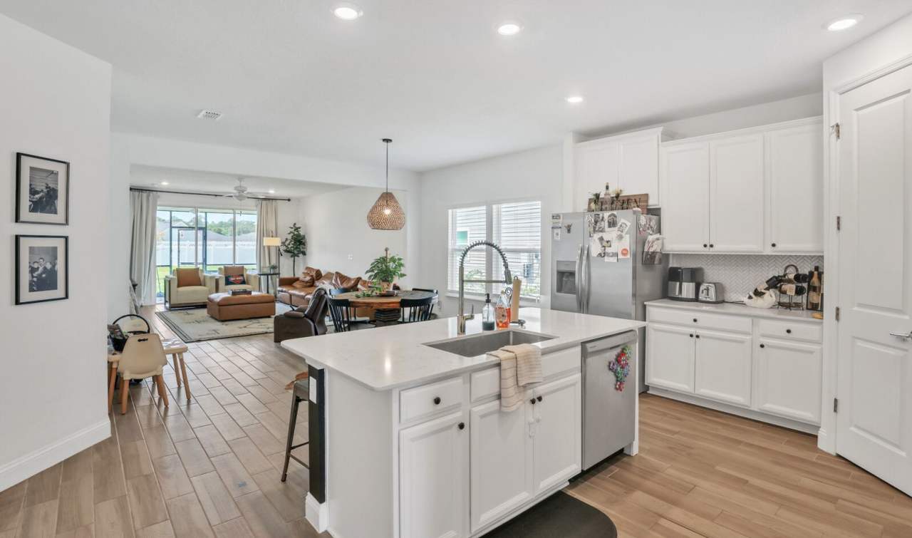 Like new 3 bedroom/ 2 bathroom home in Silverleaf with all amenities included!