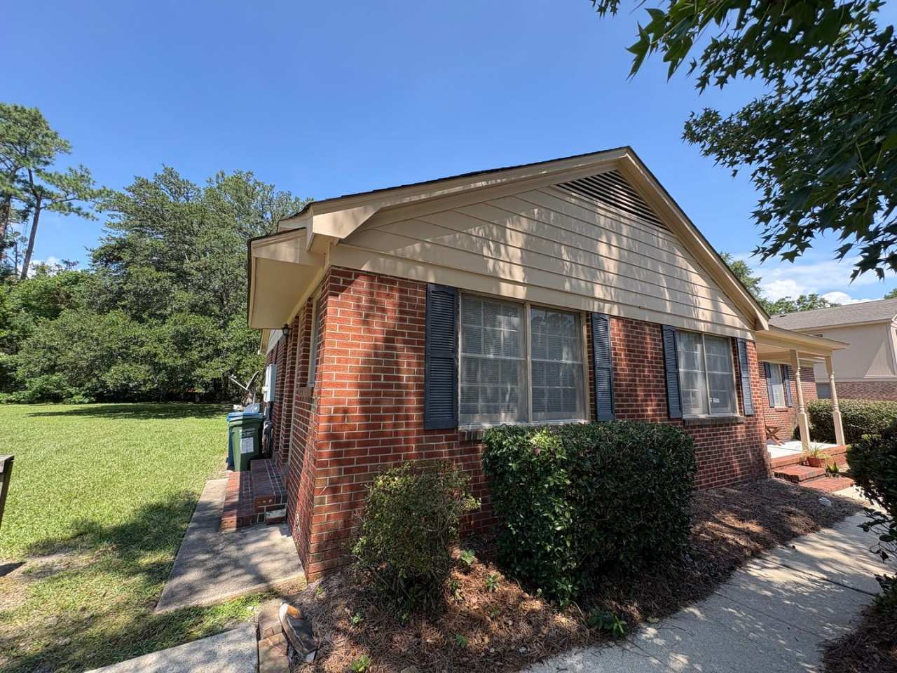 2 Bedroom, 1 Bath Duplex Located in the Center of Wilmington