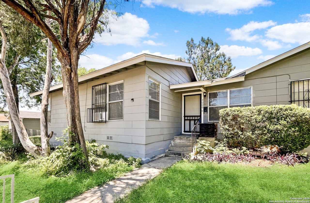 2000 W MISTLETOE AVE