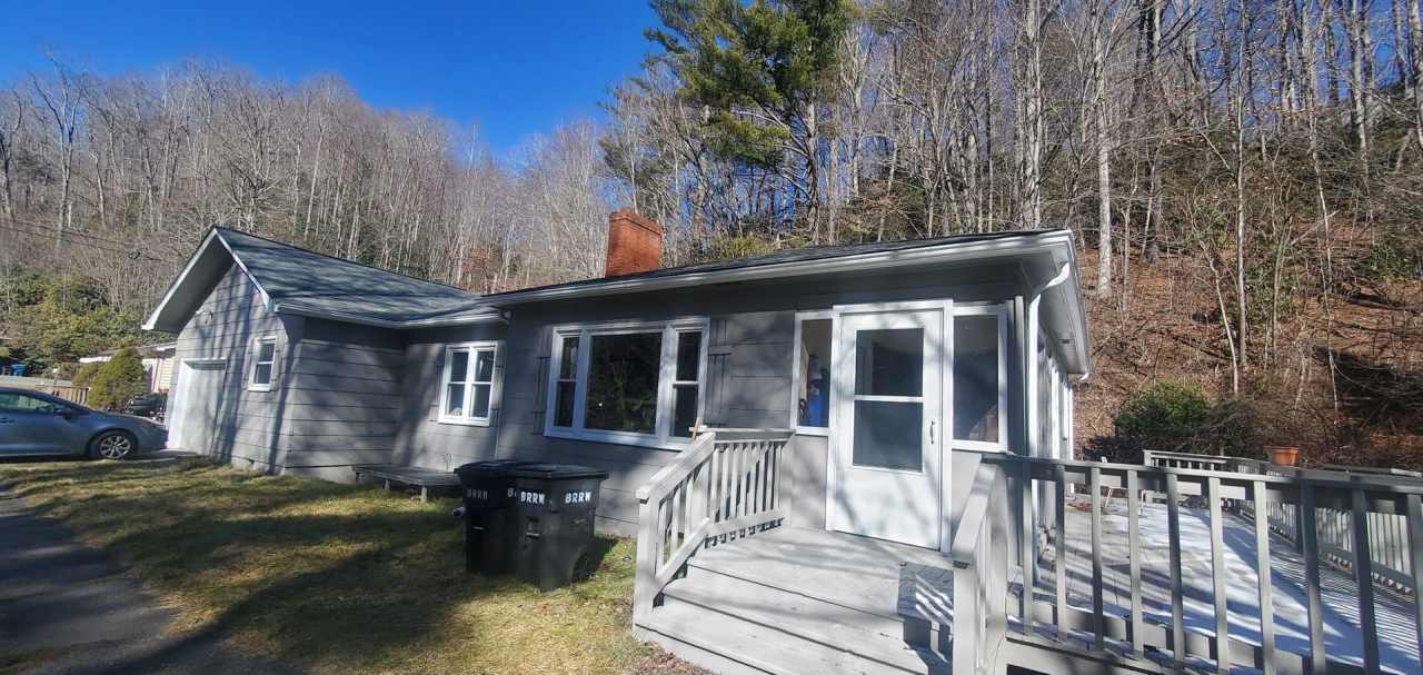 Large 4 Bedroom House On Hwy 105