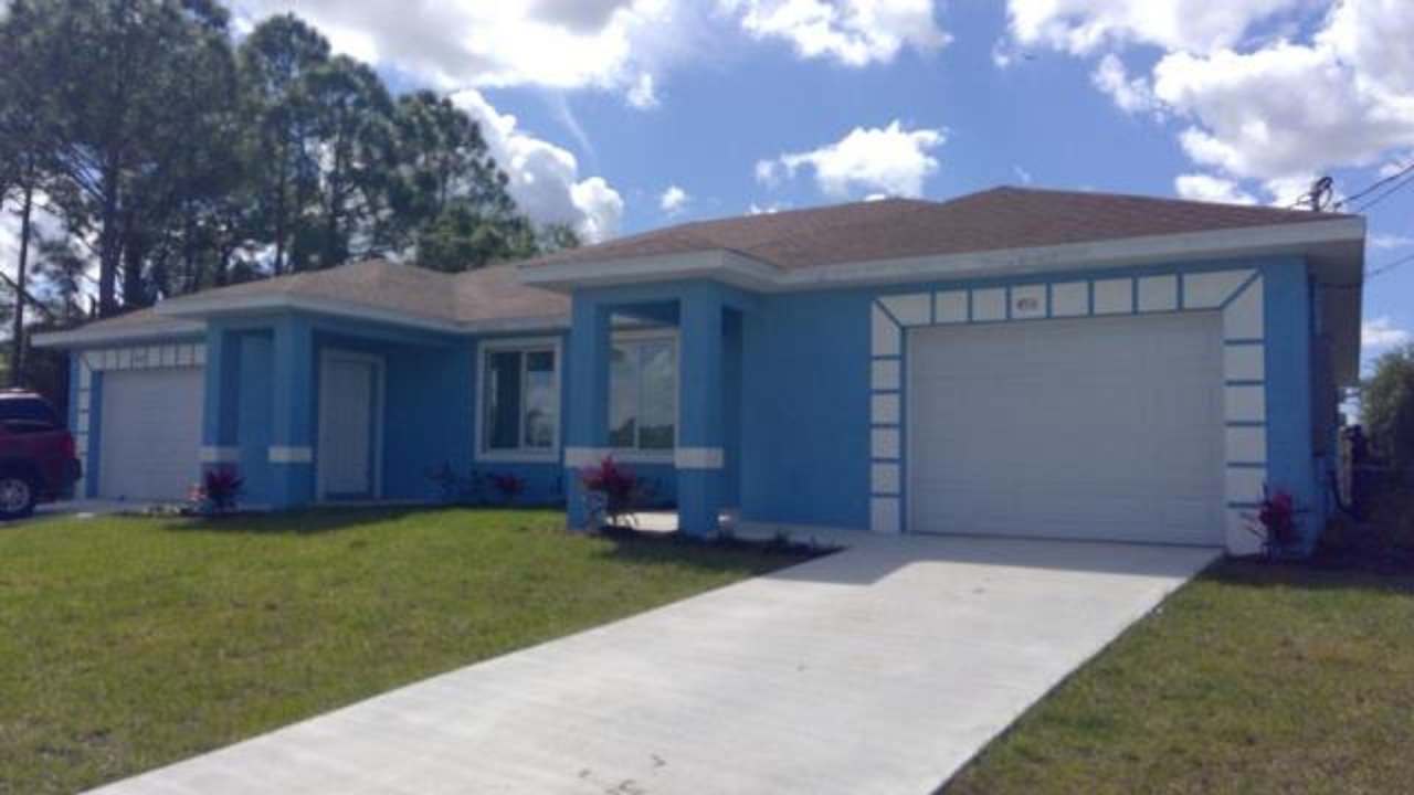 Newer Duplex 2/2/1 plus a den-1 Car garage- Duplex in Lehigh Acres