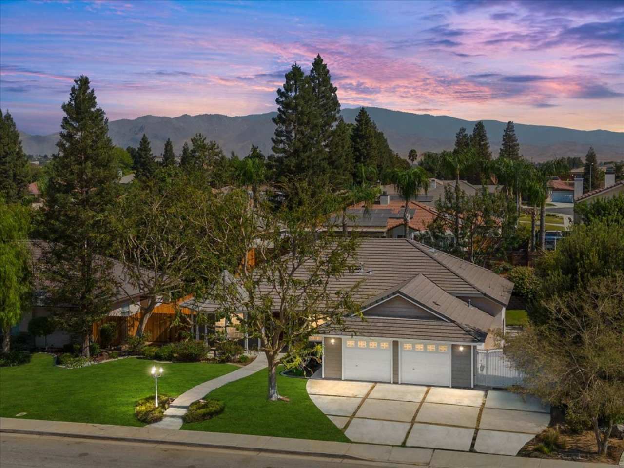 Beautiful one story split wing home (NE Rio Bravo foothills)