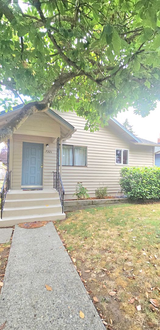 Sweet deal! 3bed/1bath Single Family home in West Seattle