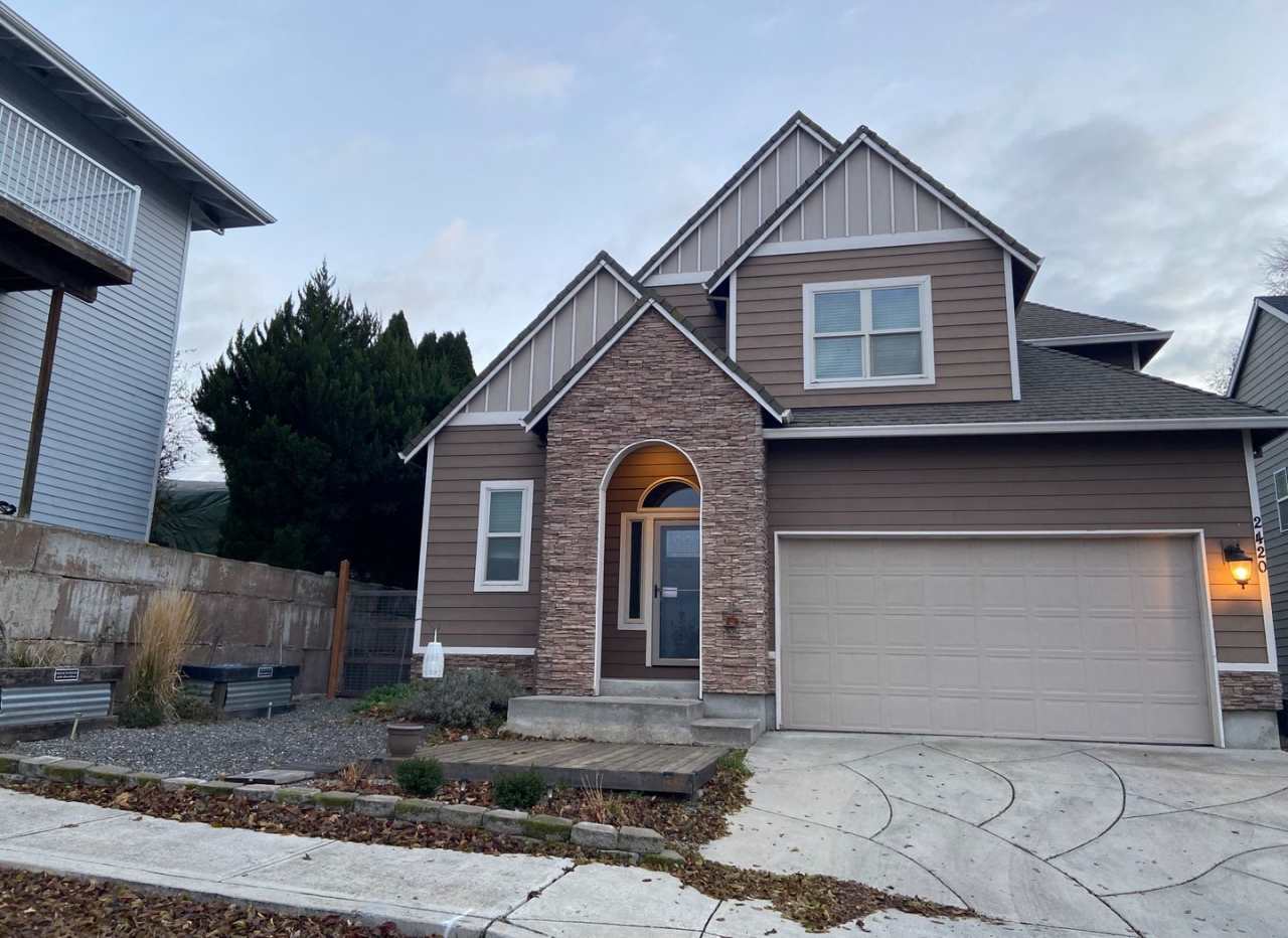 Move-in special $500 Off first month's rent. Spacious Back Yard - 4 Bedroom 2 1/2 Bath home in The Dalles