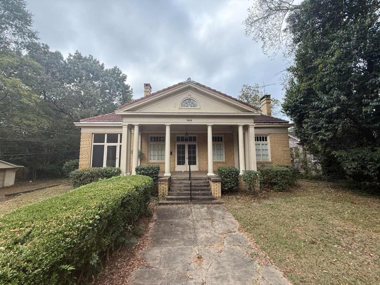 ** 4 bed 3 bath located in the Garden District ** Call 334-366-9198 to schedule a self showing