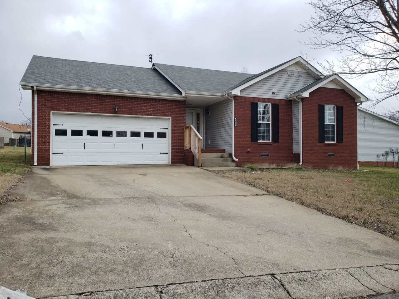 Close to Post! No Carpet! Lovely 3 Bed/2 Bath fenced in backyard!