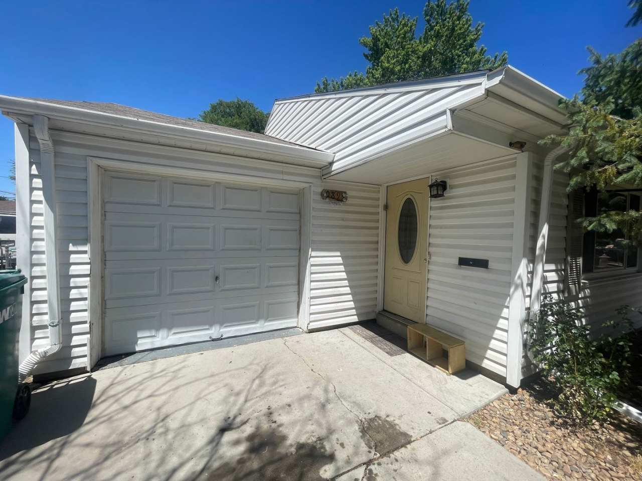 Charming 3 Bedroom Home in Aurora