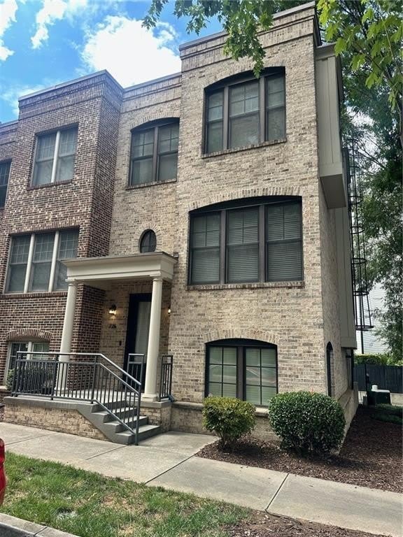 726 Cosmopolitan Drive NE