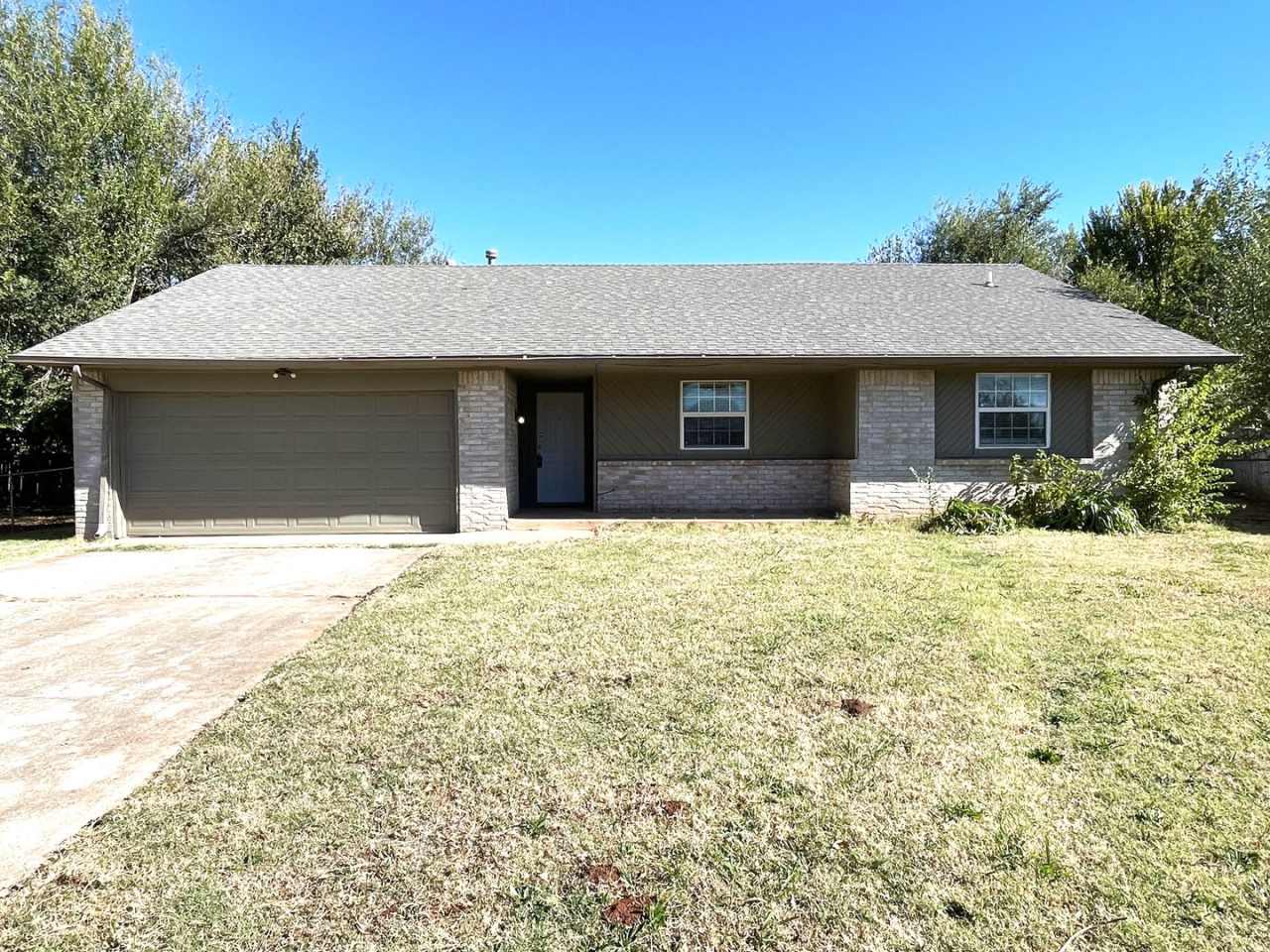 **SUMMER SPECIAL!! $300 OFF First Month's RENT!** Charming 3 bed 2 bath home Right off of I-240, OKC!
