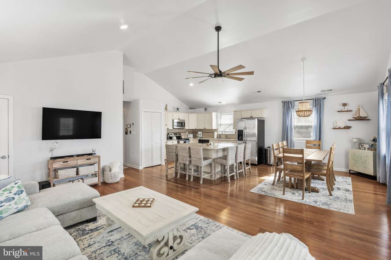 1527 BAY Avenue unit: B