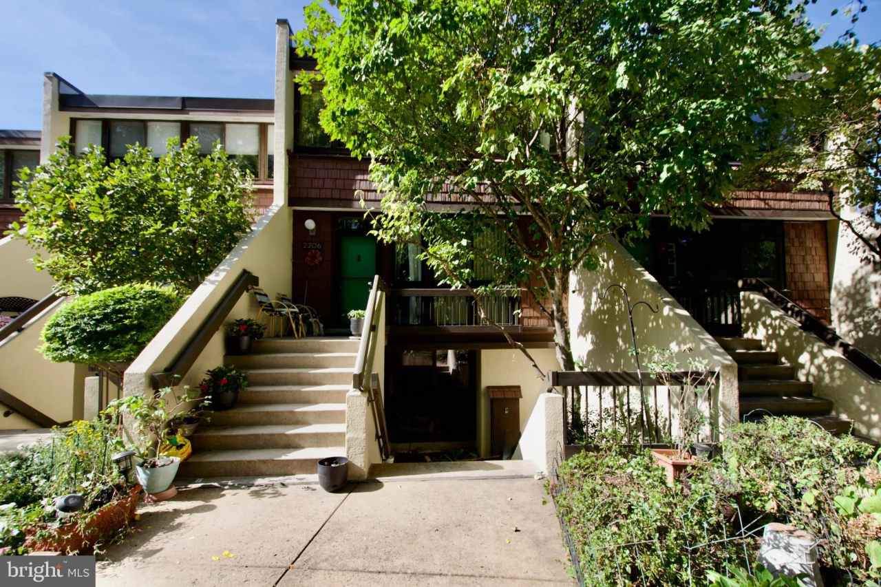 2204 S QUINCY Street unit: 1