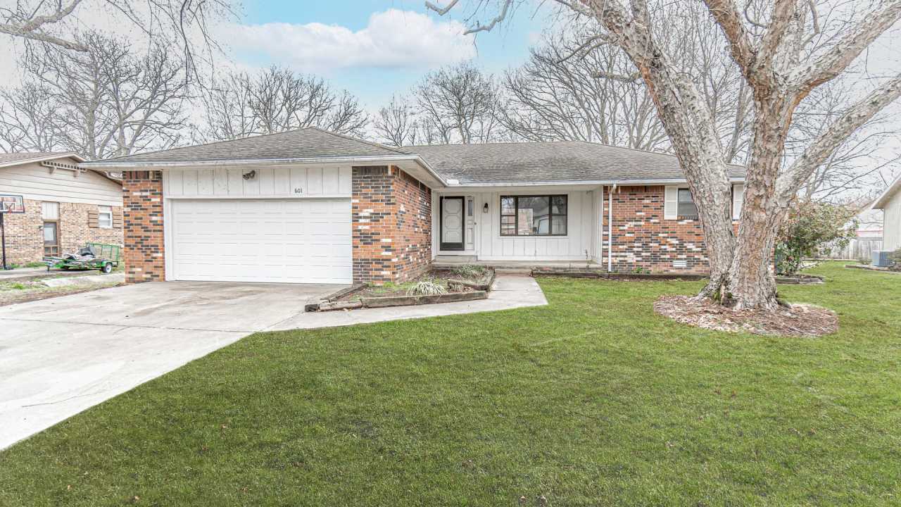 Beautiful home in an established neighborhood with a new roof is waiting for you!