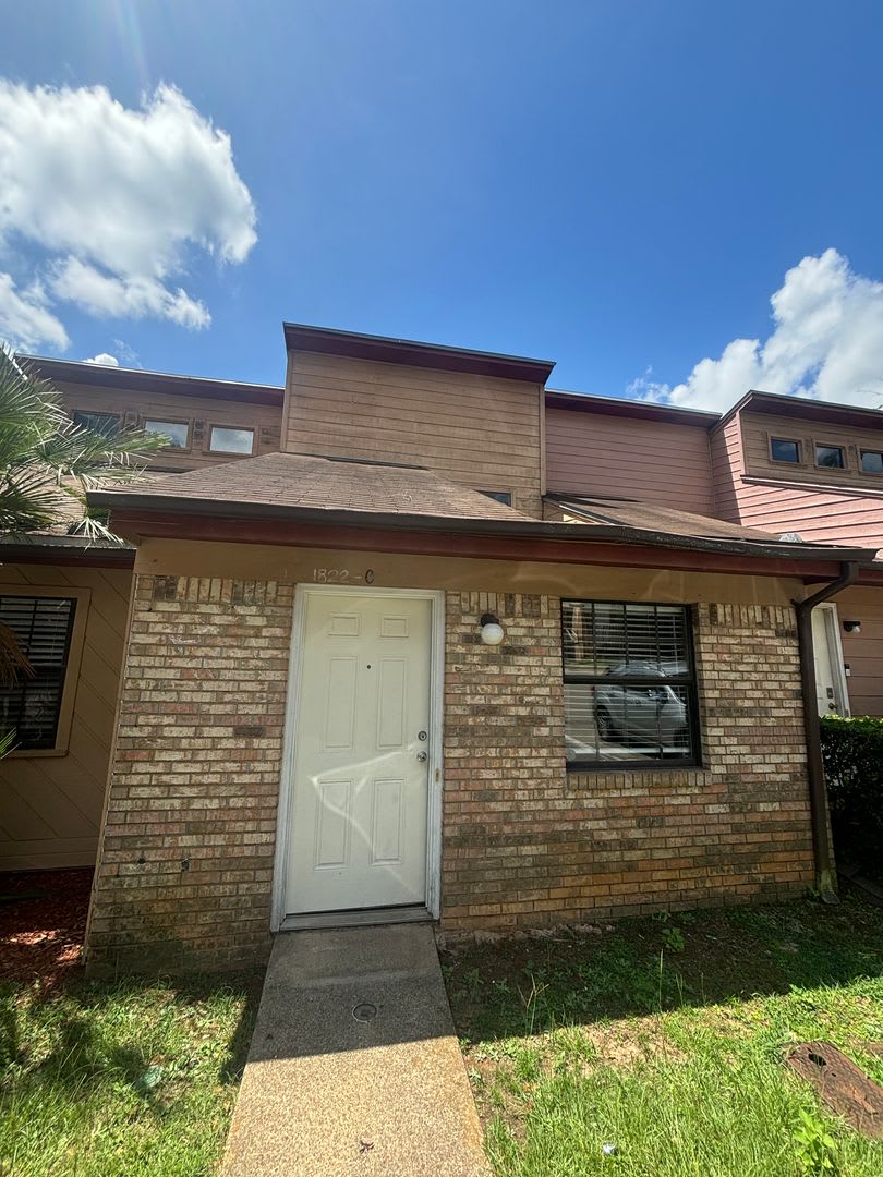 Check Out This Freshly Remodeled 3 BR 2 BA Townhome Located Minutes From Doak Campbell Stadium!