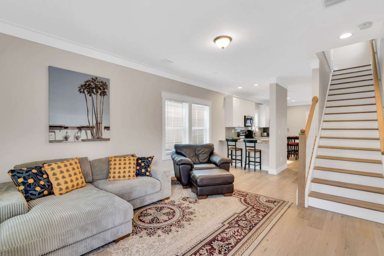 **25% OFF FIRST MONTHS RENT IF YOU OCCUPY BY JUNE 30TH**