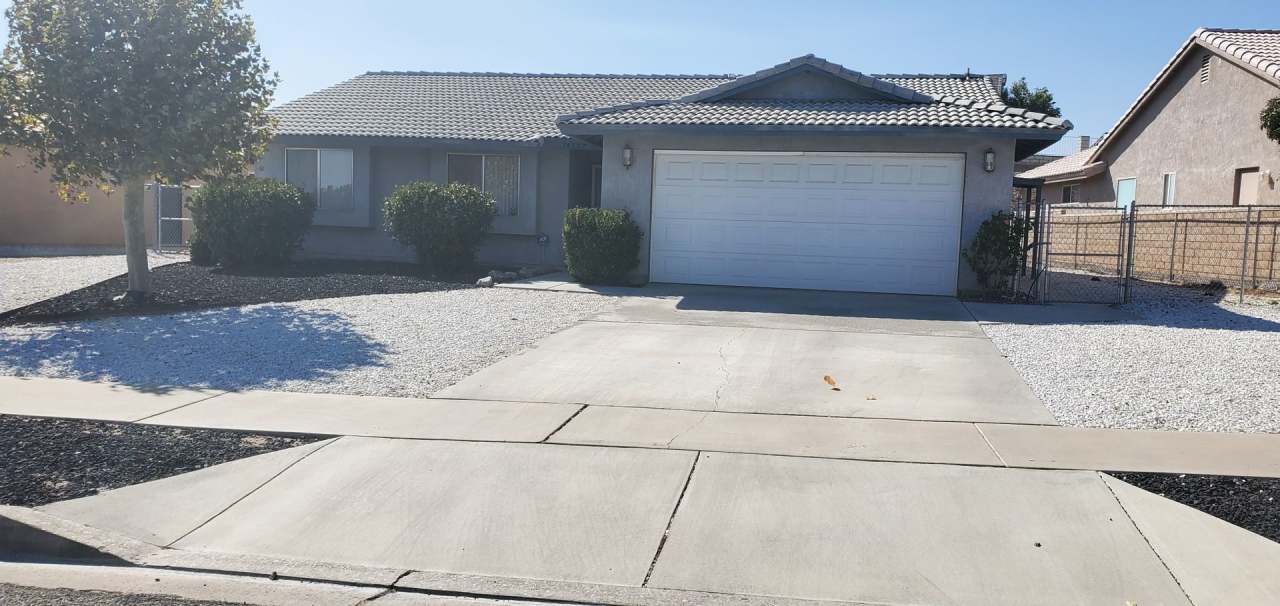 Silverlake's Home- 3 Bedrooms, 2 Bathrooms, New Paint, New Blinds,